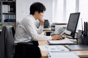 一日中デスクワークしてる男性