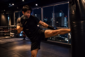 名古屋で夜にキックボクシングをする男性