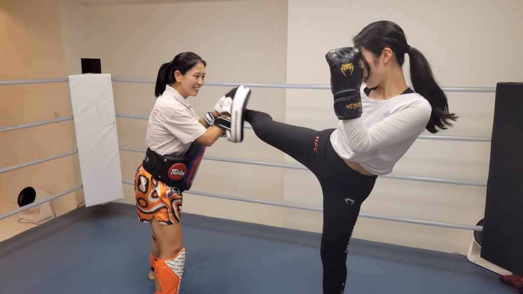 ミット打ちをする女性